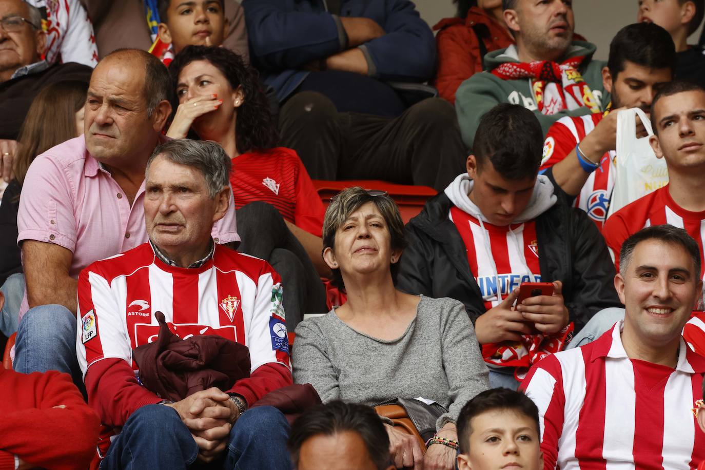 ¿Estuviste en el Sporting - Oviedo? ¡Búscate en las fotos!