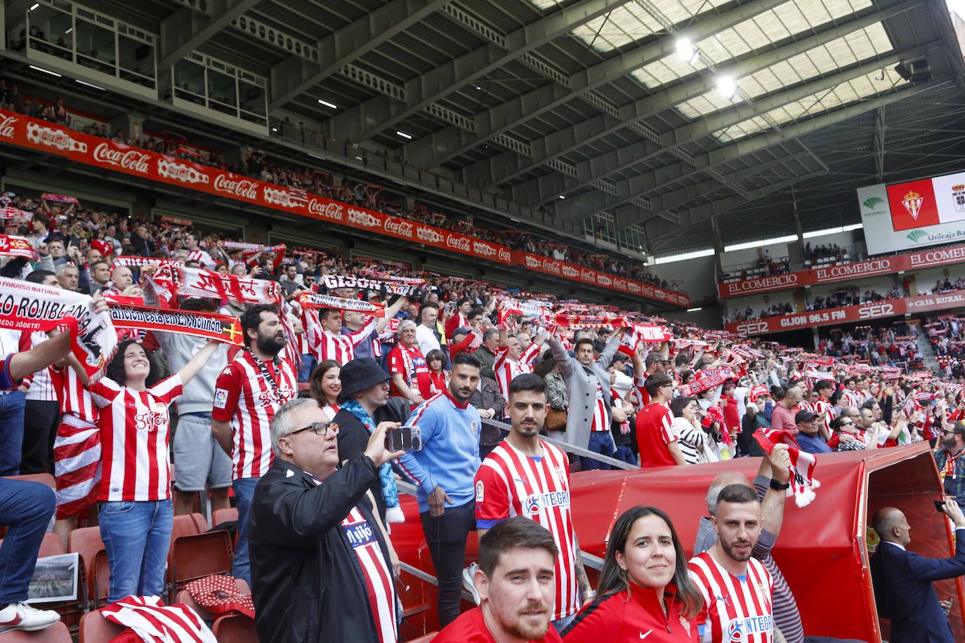 ¿Estuviste en el Sporting - Oviedo? ¡Búscate en las fotos!