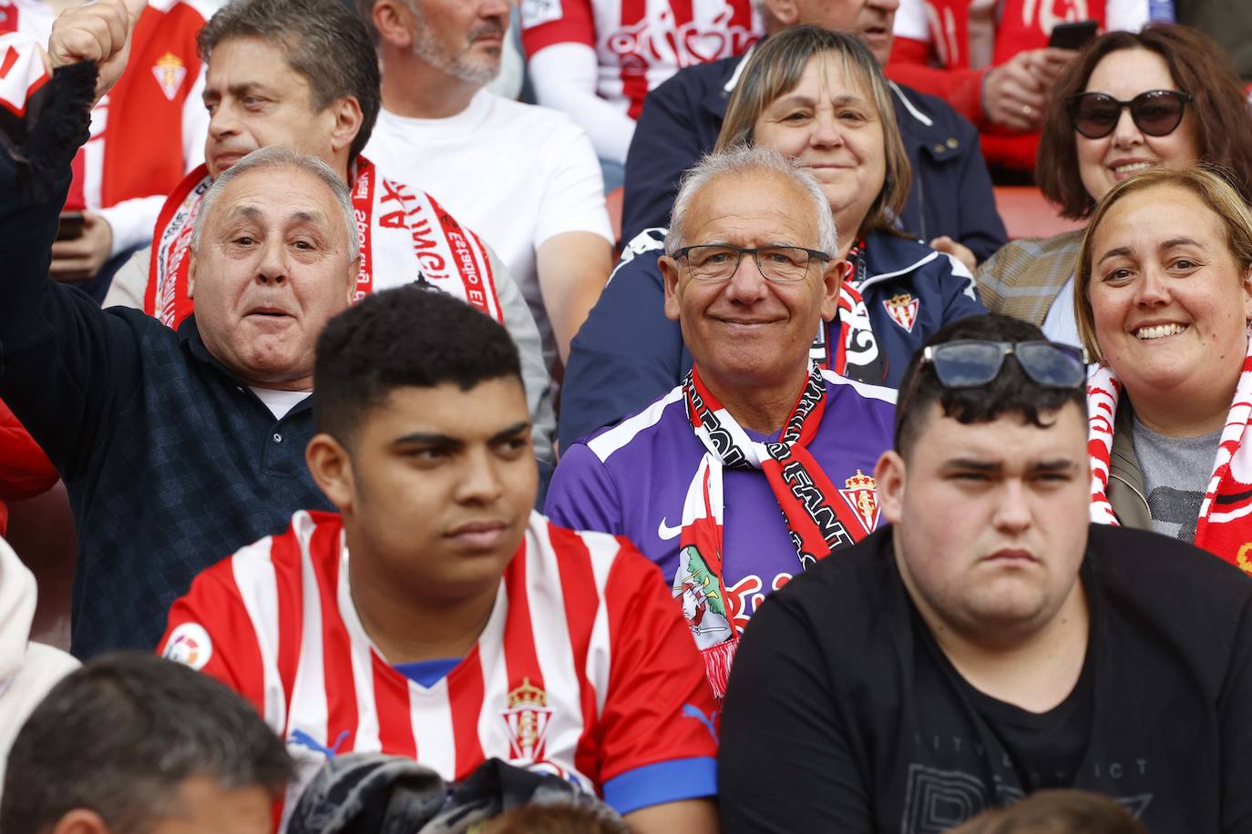 ¿Estuviste en el Sporting - Oviedo? ¡Búscate en las fotos!