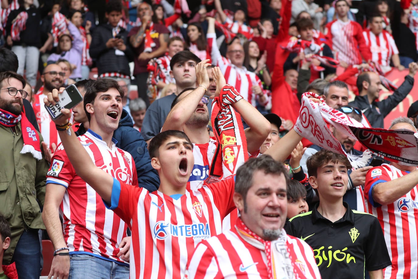 ¿Estuviste en el Sporting - Oviedo? ¡Búscate en las fotos!