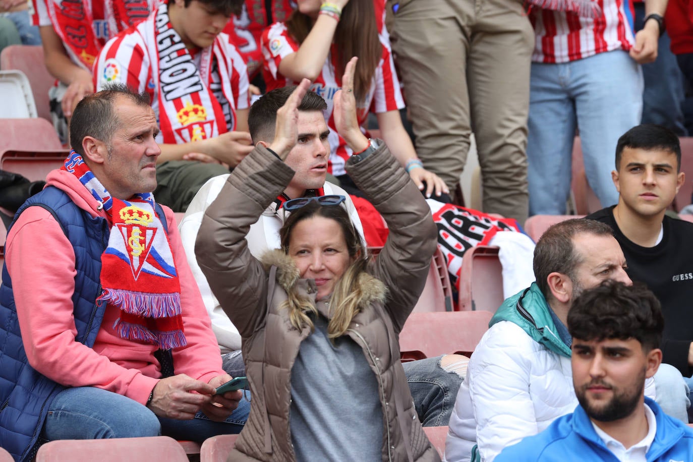 ¿Estuviste en el Sporting - Oviedo? ¡Búscate en las fotos!