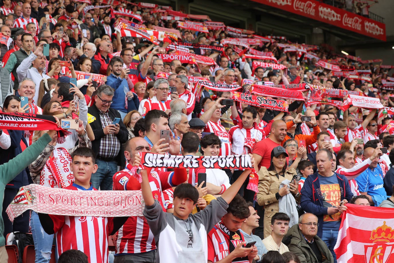 ¿Estuviste en el Sporting - Oviedo? ¡Búscate en las fotos!