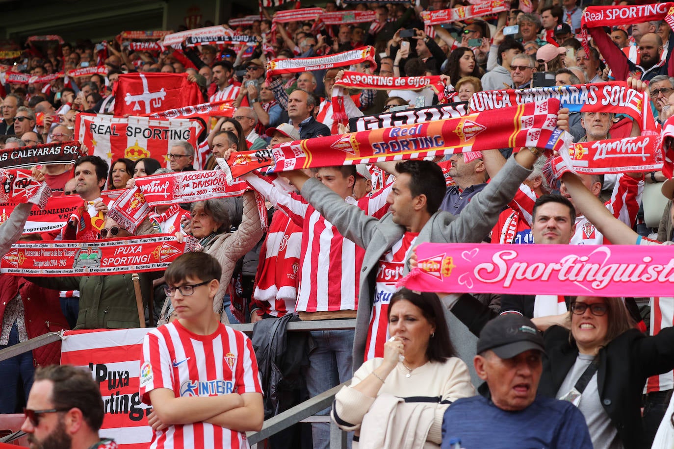 ¿Estuviste en el Sporting - Oviedo? ¡Búscate en las fotos!