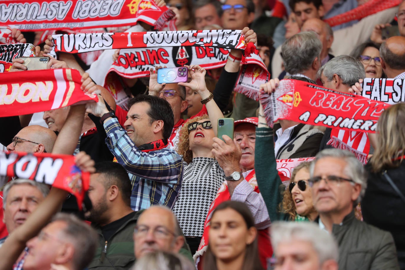 ¿Estuviste en el Sporting - Oviedo? ¡Búscate en las fotos!