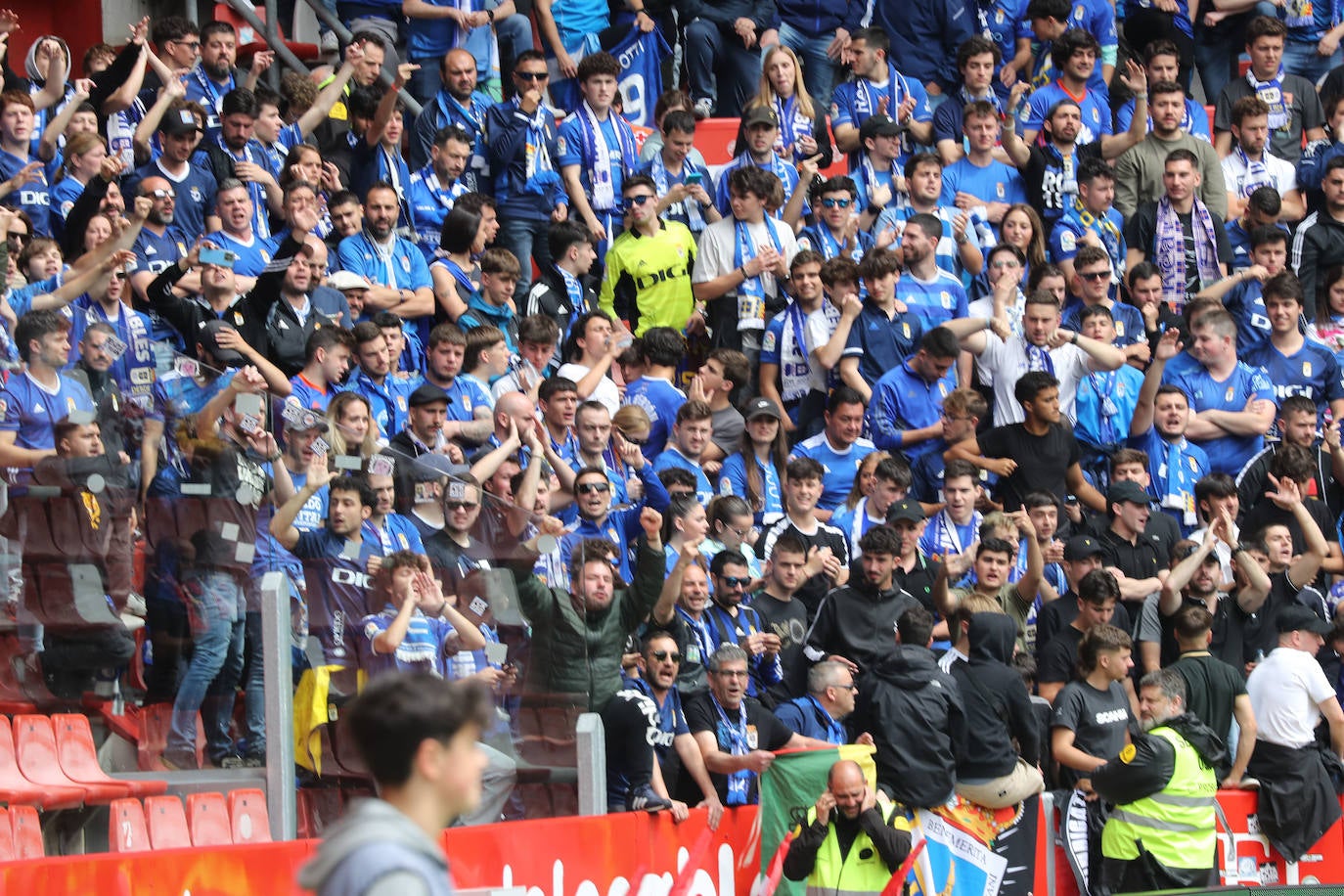 ¿Estuviste en el Sporting - Oviedo? ¡Búscate en las fotos!