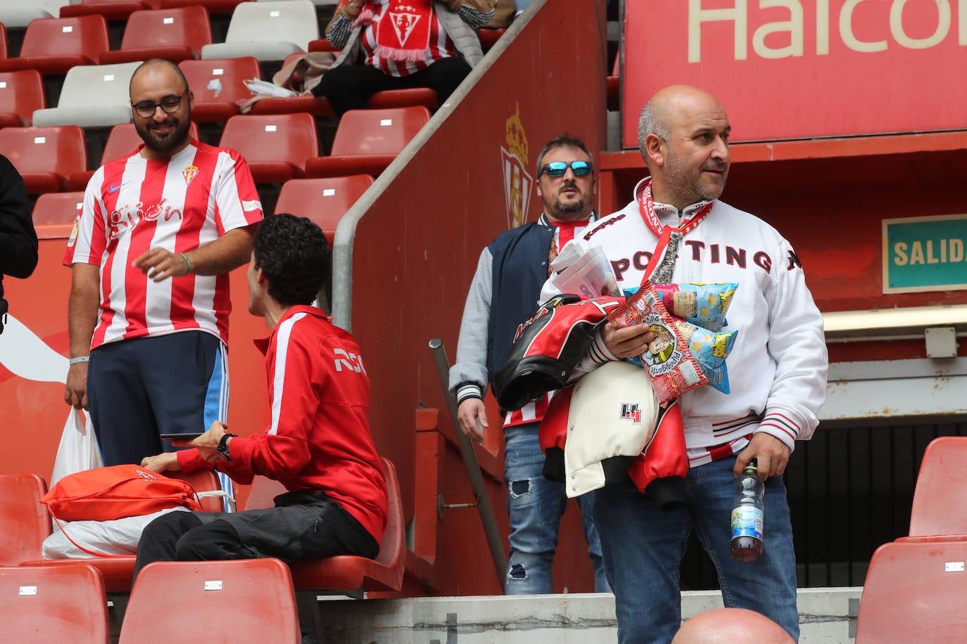 ¿Estuviste en el Sporting - Oviedo? ¡Búscate en las fotos!