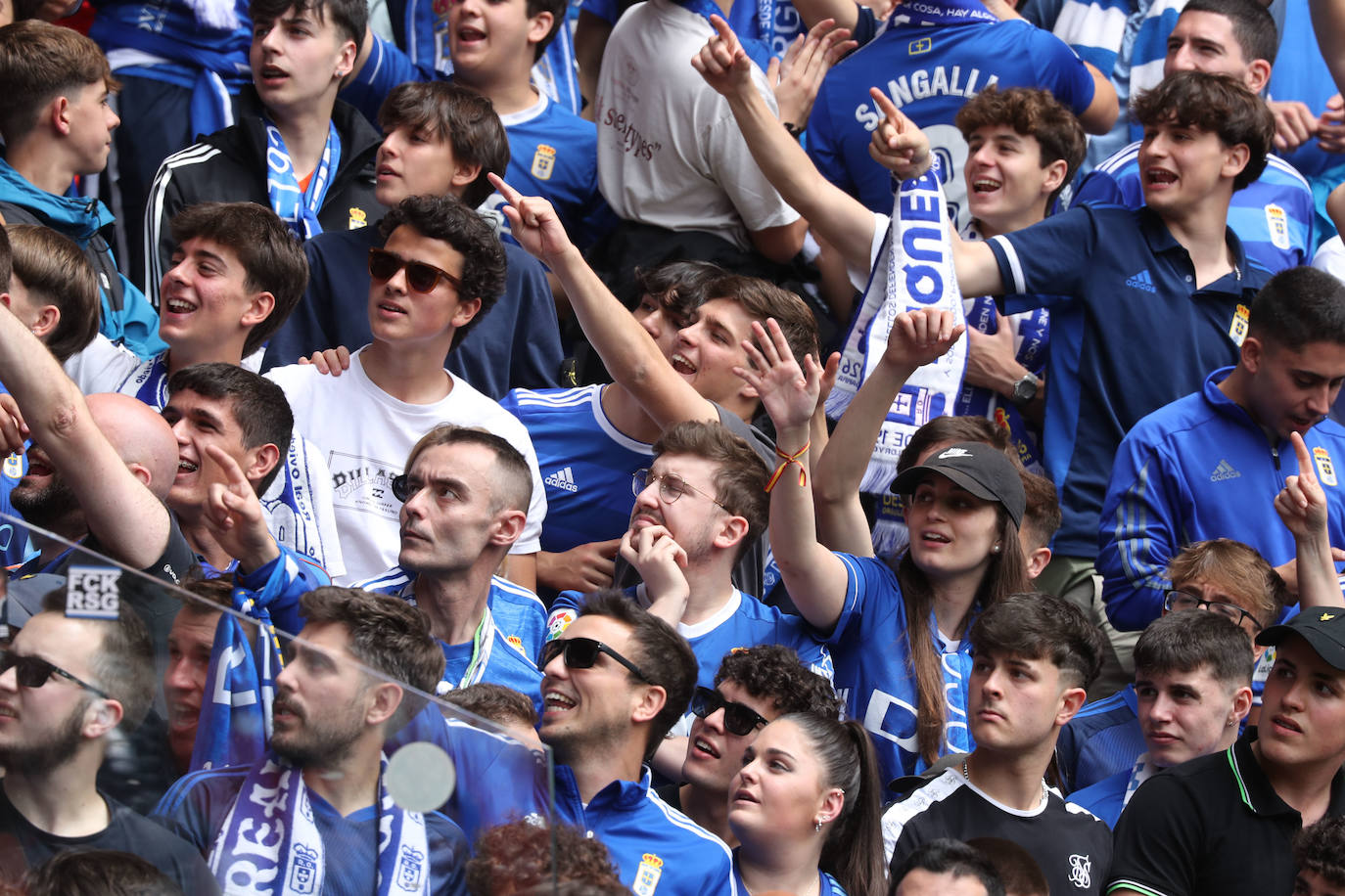 ¿Estuviste en el Sporting - Oviedo? ¡Búscate en las fotos!