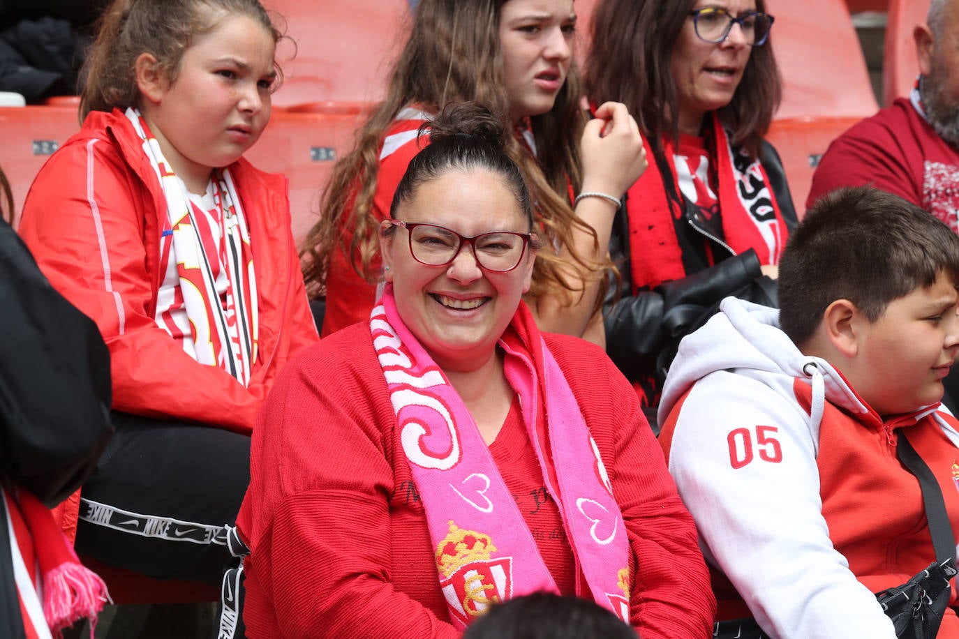 ¿Estuviste en el Sporting - Oviedo? ¡Búscate en las fotos!