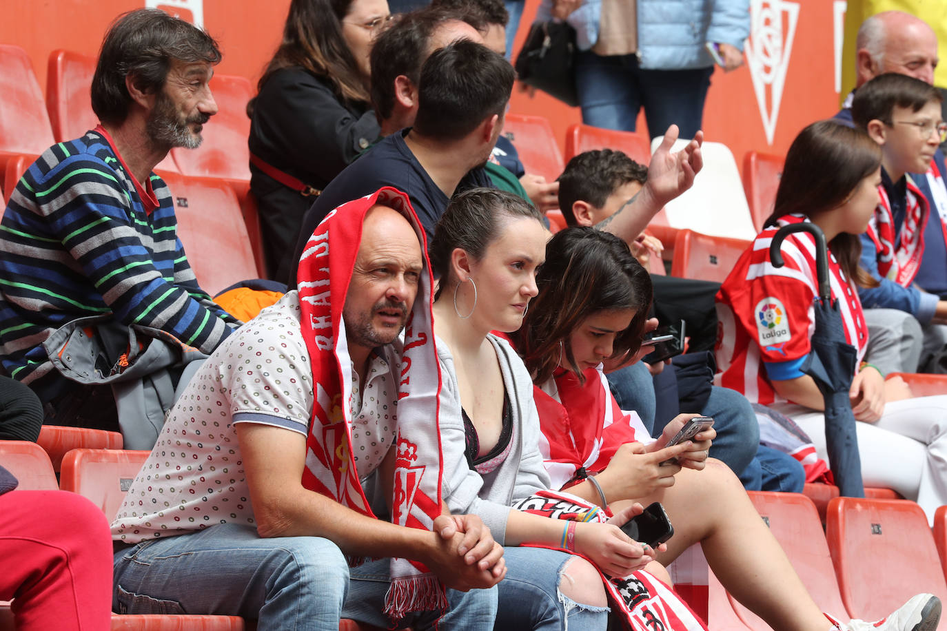 ¿Estuviste en el Sporting - Oviedo? ¡Búscate en las fotos!