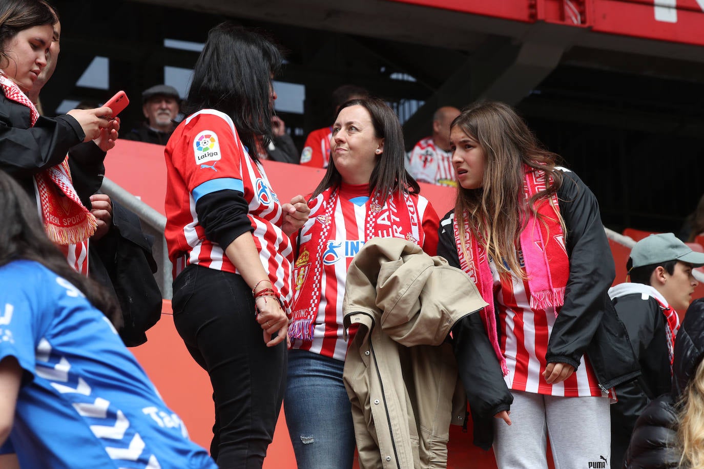 ¿Estuviste en el Sporting - Oviedo? ¡Búscate en las fotos!