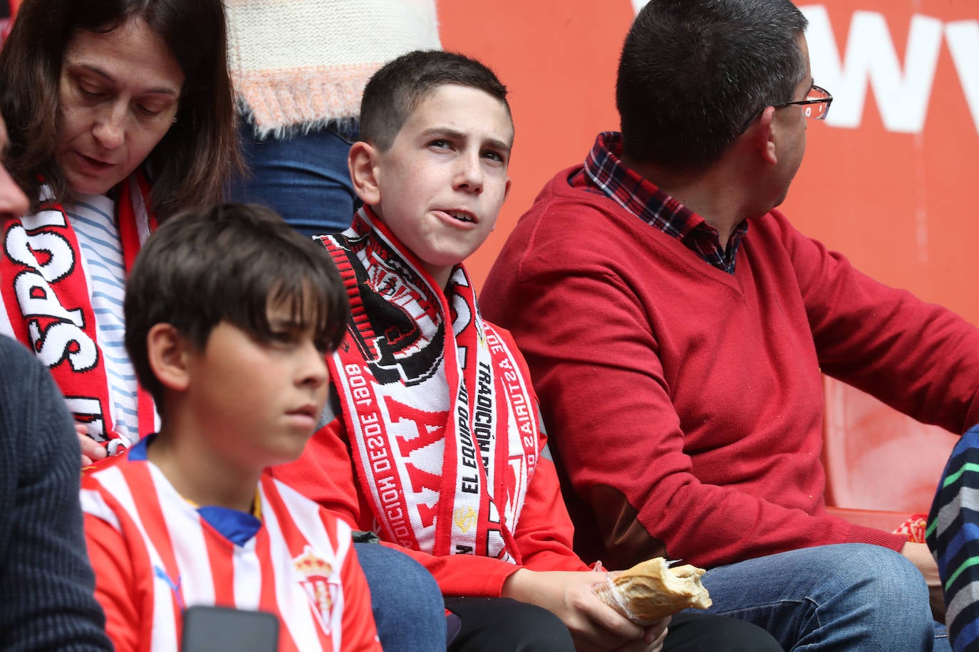 ¿Estuviste en el Sporting - Oviedo? ¡Búscate en las fotos!