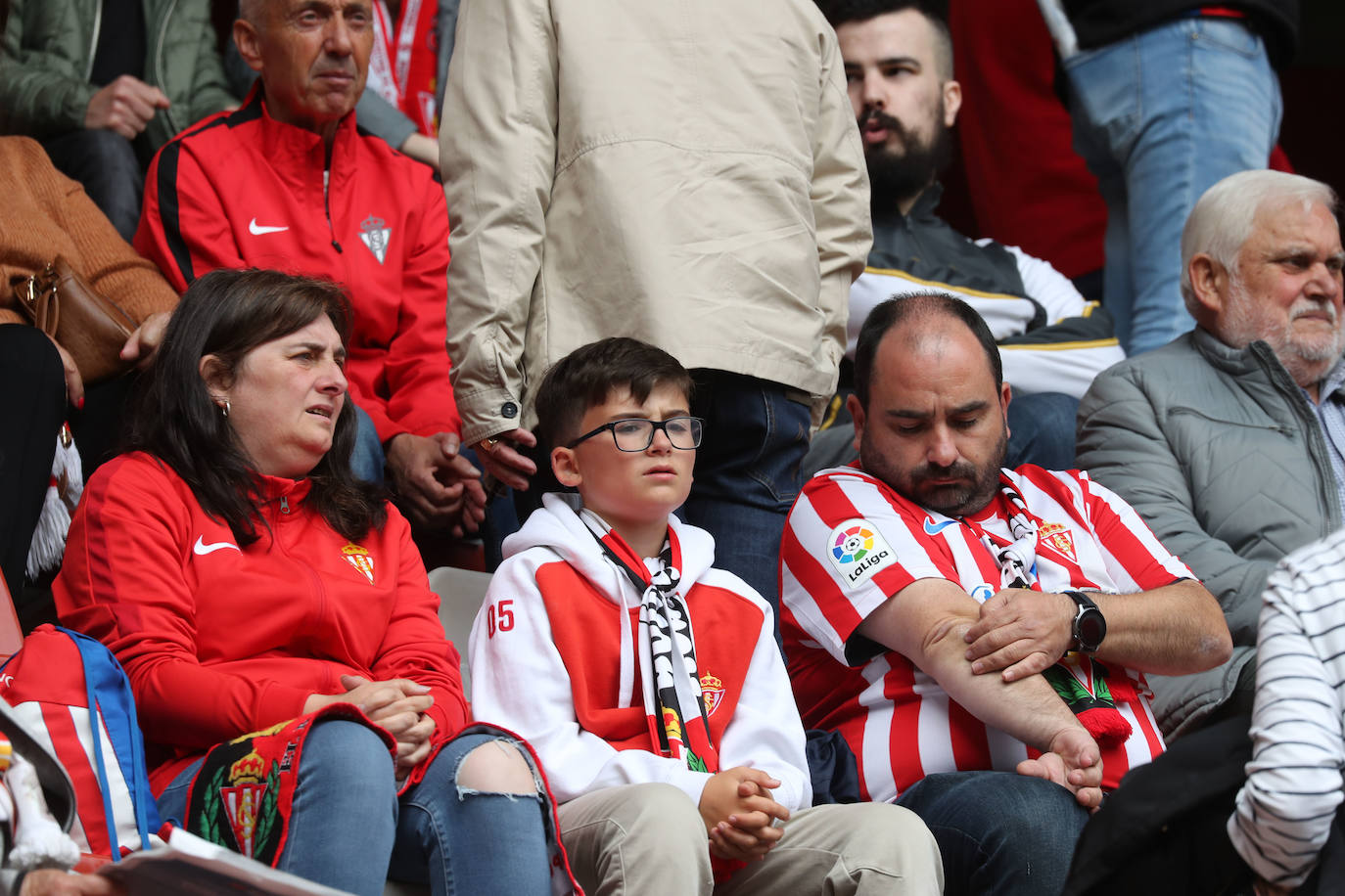 ¿Estuviste en el Sporting - Oviedo? ¡Búscate en las fotos!