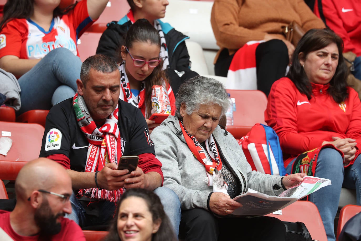 ¿Estuviste en el Sporting - Oviedo? ¡Búscate en las fotos!