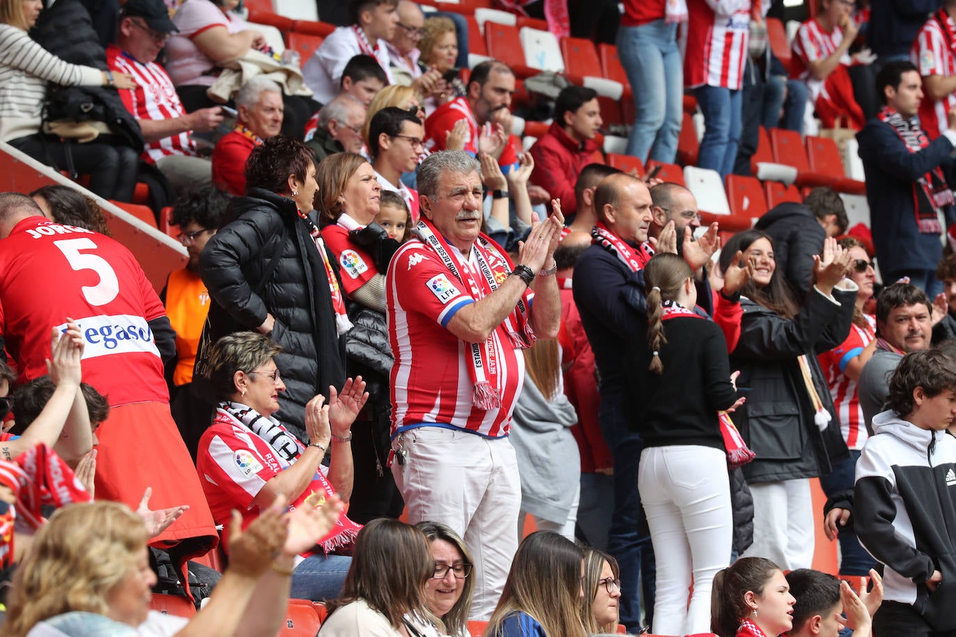 ¿Estuviste en el Sporting - Oviedo? ¡Búscate en las fotos!