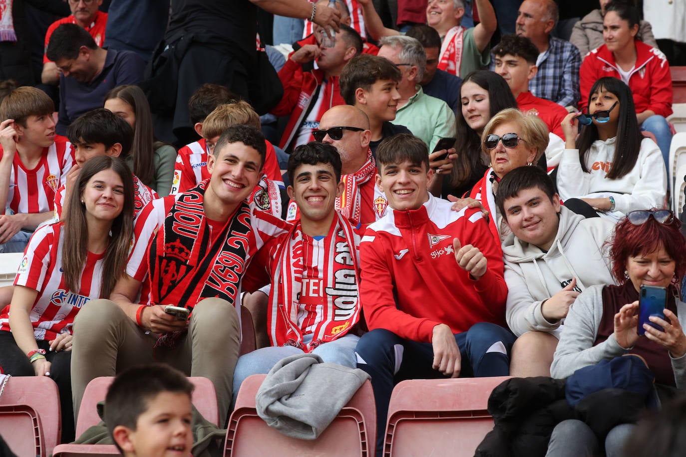 ¿Estuviste en el Sporting - Oviedo? ¡Búscate en las fotos!