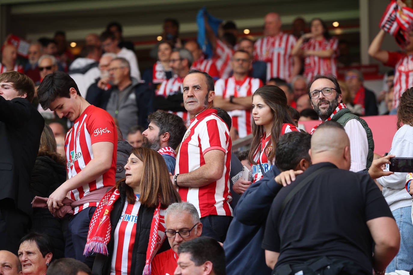 ¿Estuviste en el Sporting - Oviedo? ¡Búscate en las fotos!