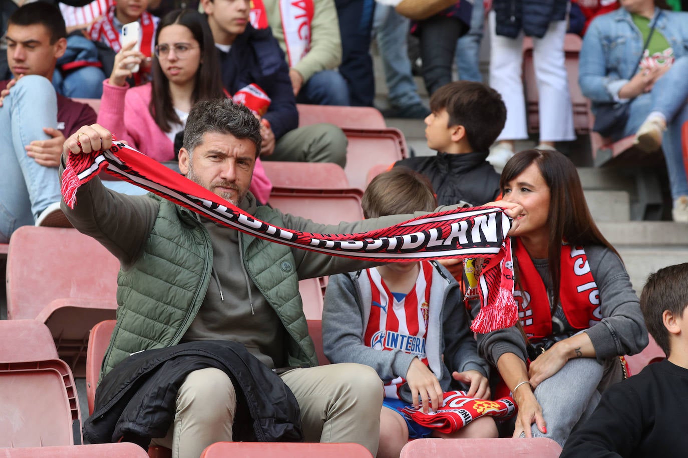 ¿Estuviste en el Sporting - Oviedo? ¡Búscate en las fotos!