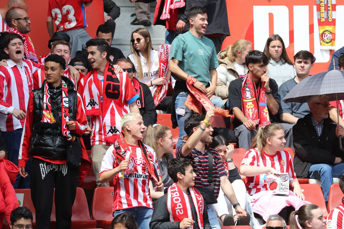 ¿Estuviste en el Sporting - Oviedo? ¡Búscate en las fotos!