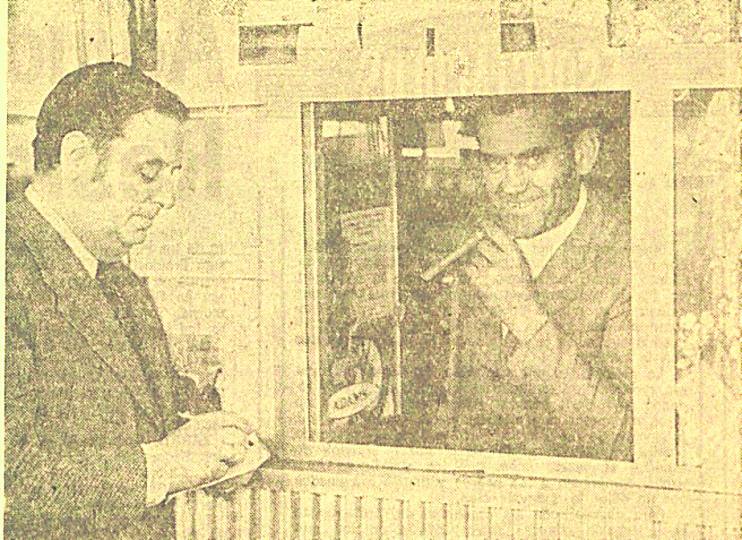 Jesús Vega, en la ventanilla de su quiosco en Pumarín.