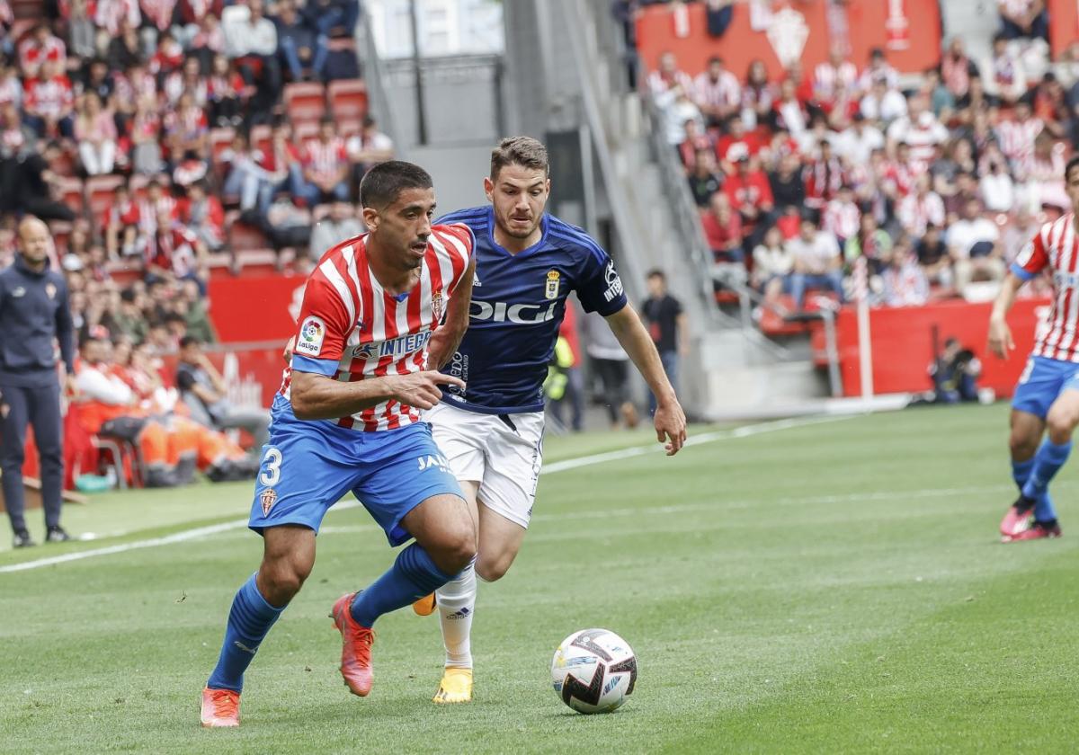 Cote intenta escapar de la vigilancia de Manu Vallejo.