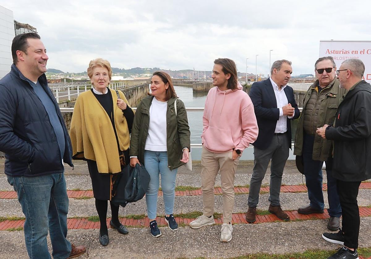 Iñarra, acompañado de los candidatos de Gijón.