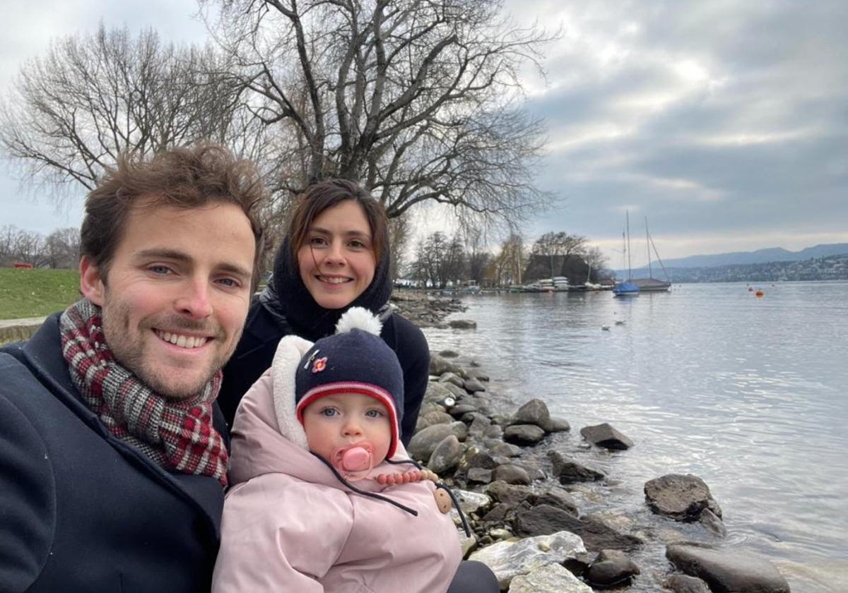 El piloñés Alberto Valero vive en Zúrich con su mujer, Gala, y con su hija, Chloe.