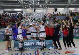 Las jugadoras del Telecable levantan su quinta Copa de la Reina.