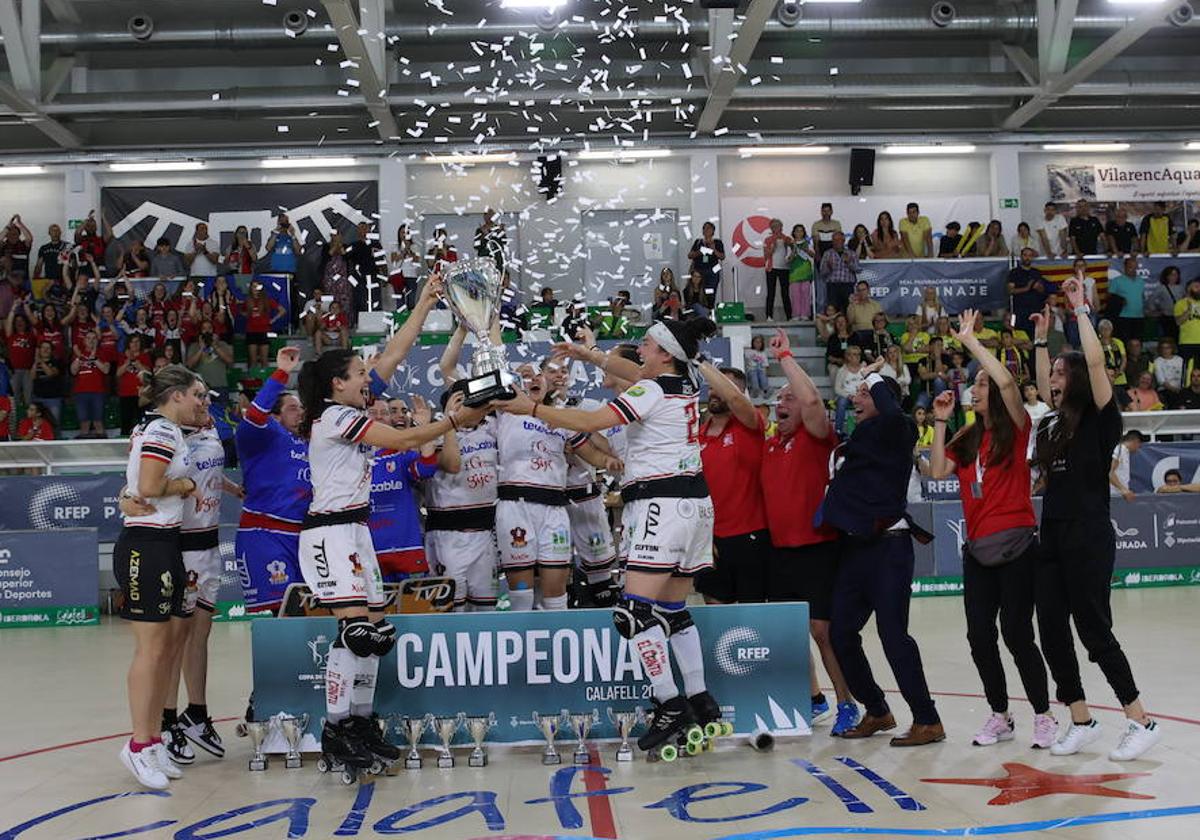 Las jugadoras del Telecable levantan su quinta Copa de la Reina.