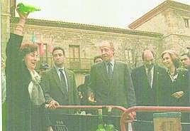 Un culín para Juan Carlos y Sofía frente a la Casa Natal. Entre ambos, el presidente del Principado en 1998, Sergio Marqués.