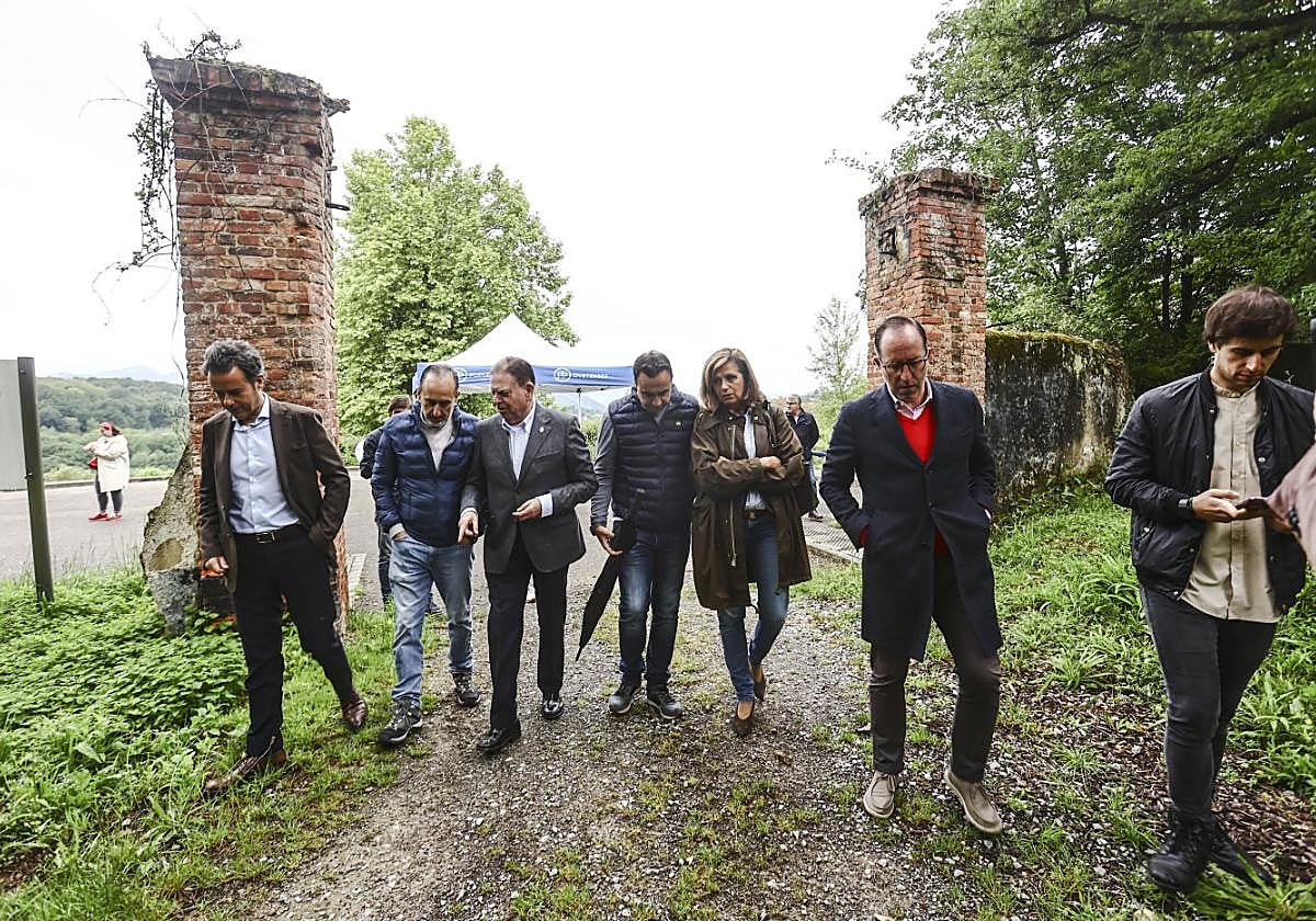 Nacho Cuesta, Eduardo Arnáez, Alfredo Canteli, Fernando Bobes, Conchita Méndez, Mario Arias y Eduardo Arnáez, ayer, durante una visita al bosque del Fulminato .
