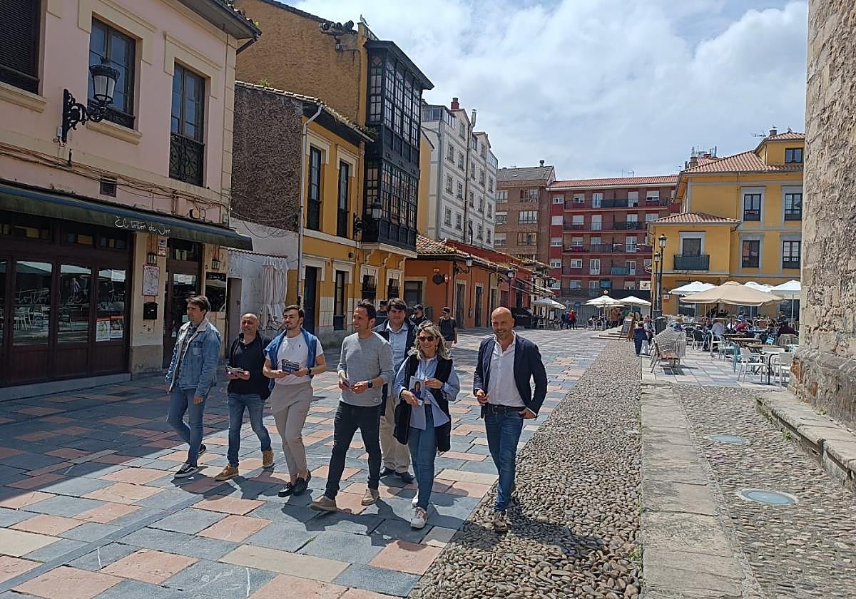 Esther Llamazares, junto a otros miembros de la candidatura, ayer en el barrio de Sabugo.
