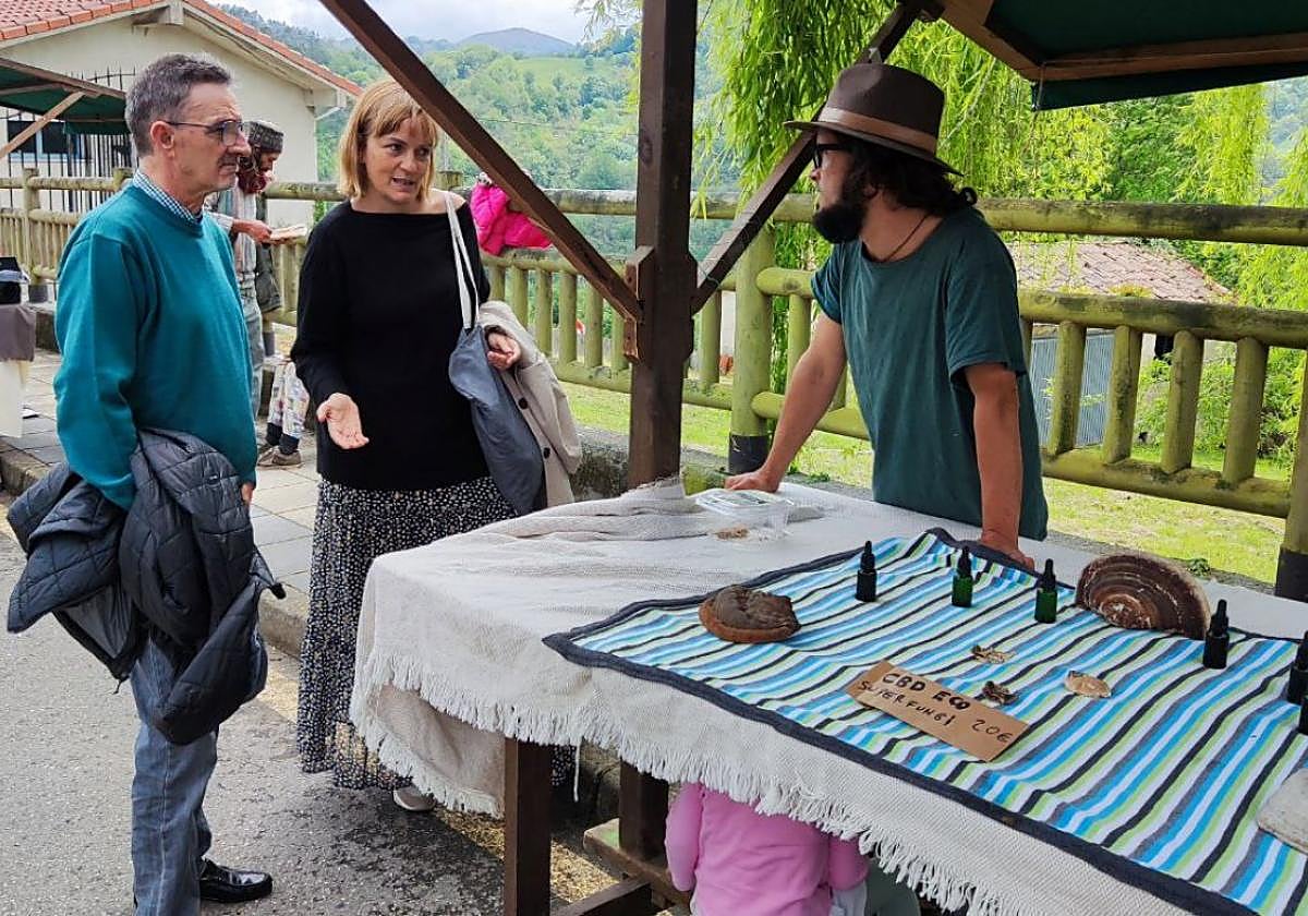 Rubén Norniella y Covadonga Tomé, en un puesto de Cabranes.