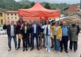 Manuel Iñarra, con los militantes en San Martín del Rey Aurelio.