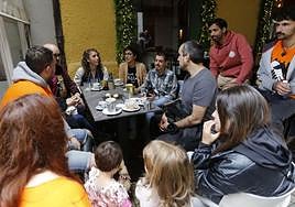 Suárez Llana y su equipo con las trabajadoras de La Suiza.