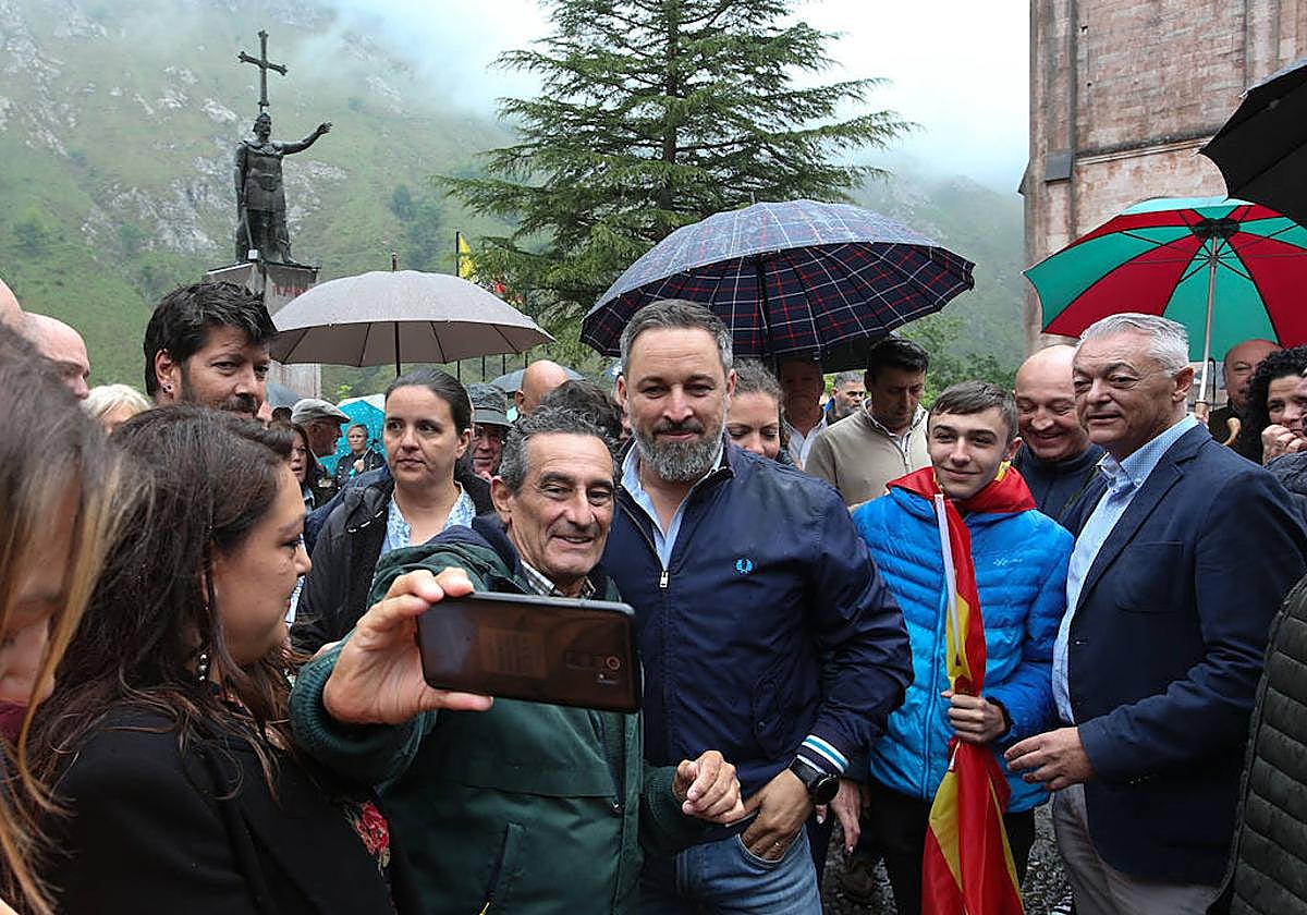 Santiado Abascal se hace una foto con un simpatizante de Vox.