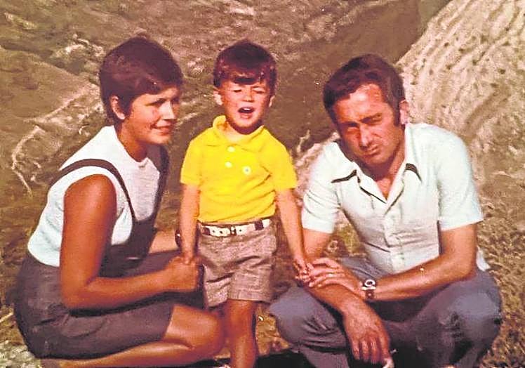 FAMILIA. Con sus padres, Ana María y Andrés (aunque todo el mundo le llama Marcelino), en 1974, de ruta de motaña.