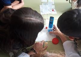 Escolares trabajando en el programa educativo Aqualogía.
