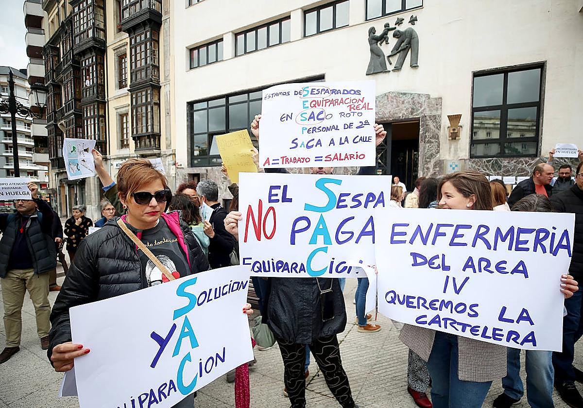 Médicos y personal de enfermería, en la concentración que se convocó el pasado jueves ante la sede del Sespa, en Oviedo.