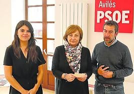 Monteserín flanqueada por Raquel Ruiz y Manuel Campa.