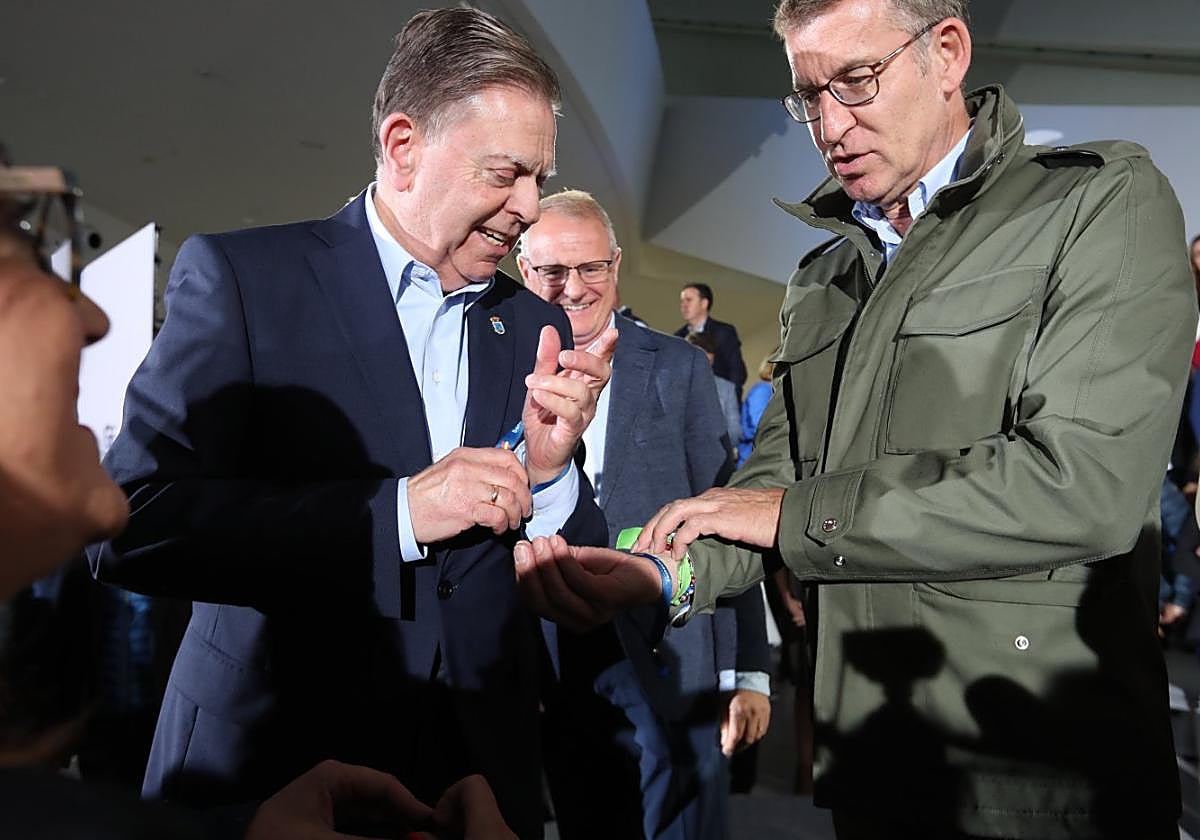 Feijóo muestra a Canteli una de las pulseras de la campaña del PP.