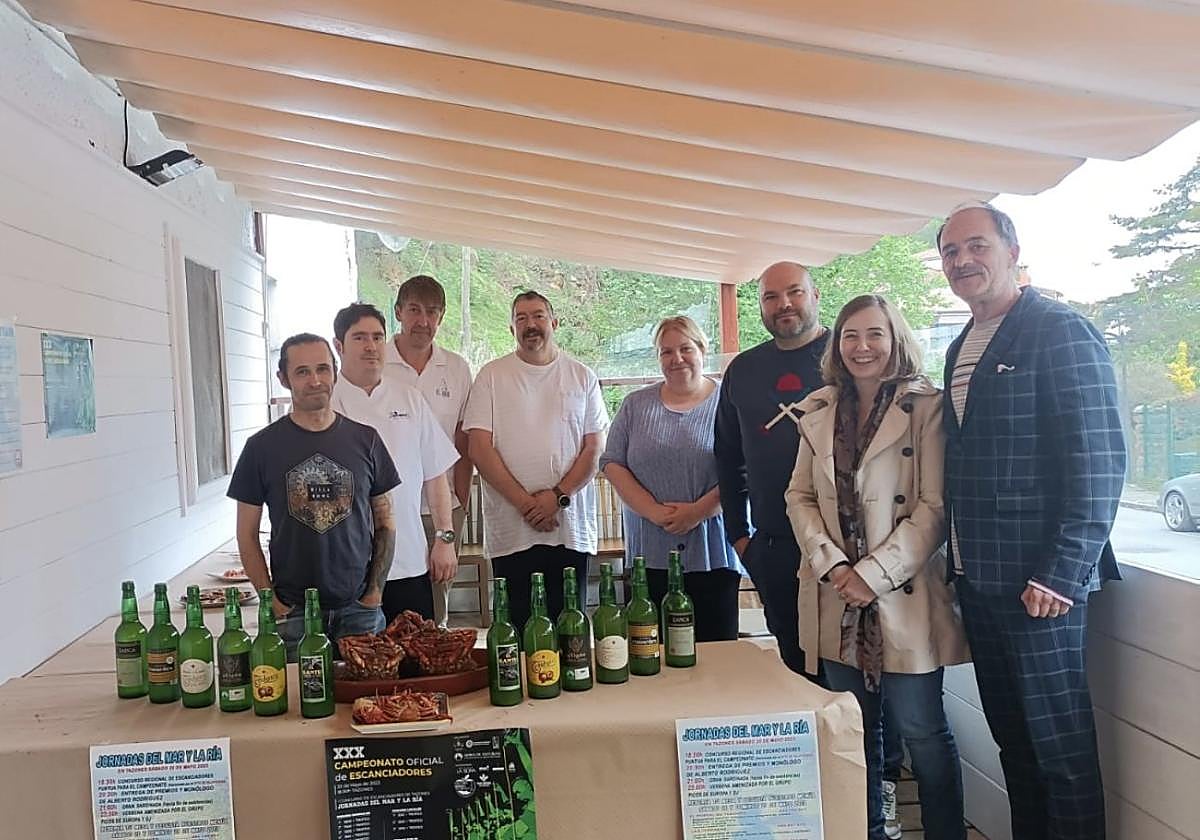 Efrén González-Longoria (El Portal de Tazones), Iván Sierra (Las Terrazas), Raúl Chacón (Uría), Julio Tuero (Carlos V) y Mónica Varas (La Sirena), el promotor musical Roberto Outes, el actor Alberto Rodríguez y la edil Rocío Vega, ayer, en Las Terrazas, en Tazones.