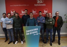 En el centro, el candidato de Izquierda Unida, Ovidio Zapico, junto a los trabajadores afectados.