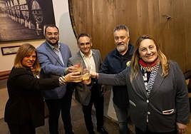 Gimena Llamedo, Adrián Barbón y la consejera de Educación, Lydia Espina, el domingo en la visita al llagar de Viuda de Angelón. E. C.