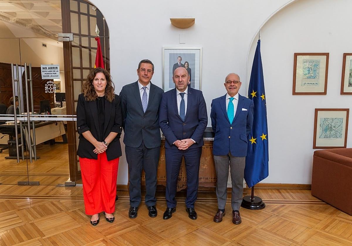 La consejera de la Embajada de España en México, María Villota Vaquero; el cónsul general de España en México, Manuel Hernández Ruigómez, Juan Cofiño, y el ministro-consejero de la Embajada, Nicolás Díaz-Pache.