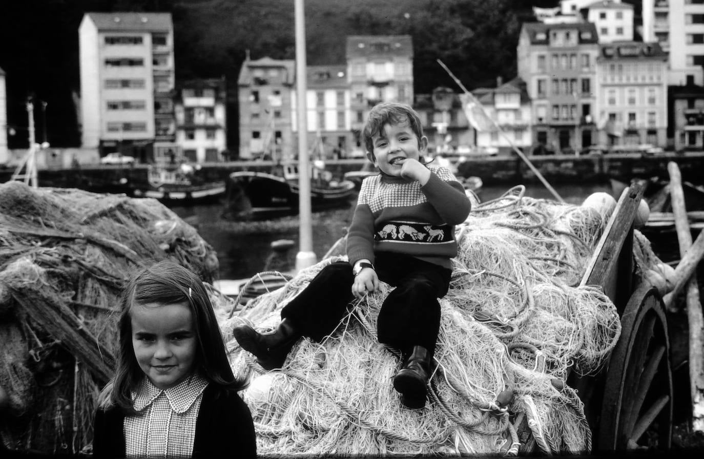 INFANCIA. Cova Tomé con su hermano pequeño, Diego, en su Luarca natal. e. c.