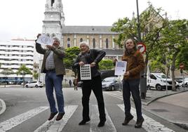 José Ramón Rumoroso, José Miguel Díaz y Béznar Arias cruzan un paso de cebra al modo Beatle con los sellos.