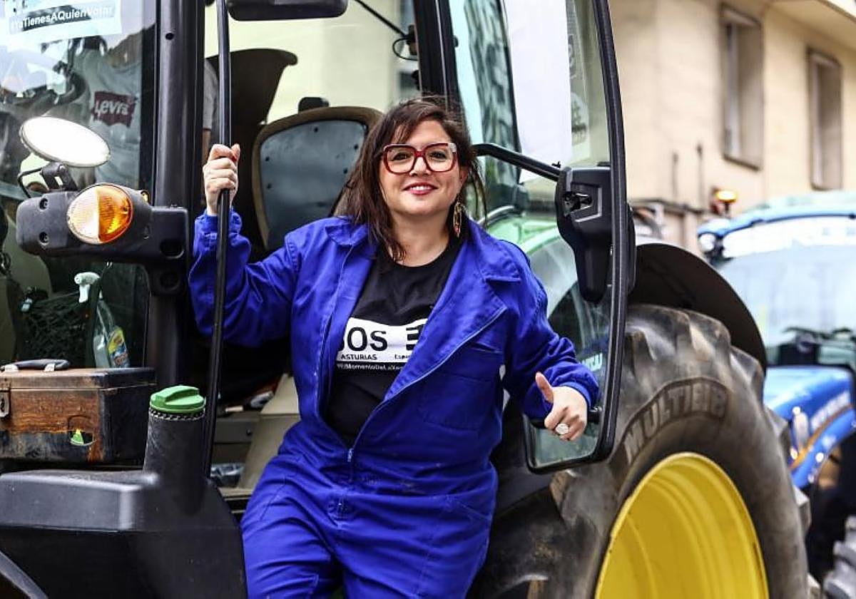 Raquel Murias con mono de trabajo en la tractorada de ayer.