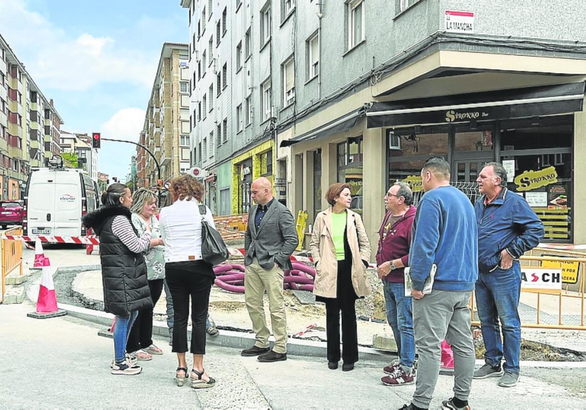 Jesús Martínez Salvador y Carmen Moriyón (en el centro), con comerciantes de la calle Río Eo, en Pumarín.