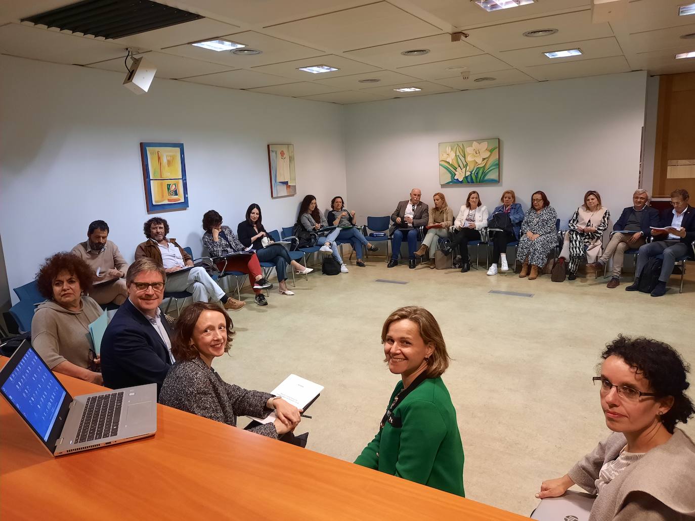 Marta del Arco, directora del Instituto Asturiano para la Atención Integral a la Infancia y a las Familias; Enrique Rodríguez, director general de Servicios Sociales y Mayores; Melania Álvarez, consejera de Derechos Sociales y Bienestar; Paula Álvarez, directora general de Gestión de Derechos Sociales, y Ana Fernández, directora general de Planificación, Ordenación y Adaptación al Cambio Social.