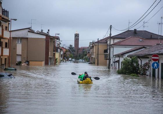 Ciudadanos en kayak en Cesena con las calles inundadas.